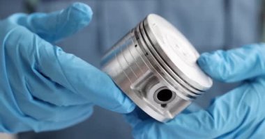 Yeni motor pistonu tamircinin elinde. Araba parçaları konsepti test ediliyor