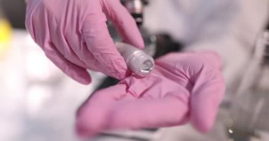 Eriyen kurşun ya da cıva erimiş metal örneği. Tehlikeli sıvı cıva kavramı