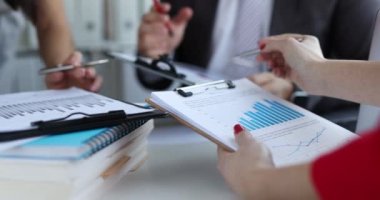 İş arkadaşları iş analizlerinin grafiğini gösteriyor. Finansal faaliyetler ve iş geliştirme. Gelir artışı tablosu.