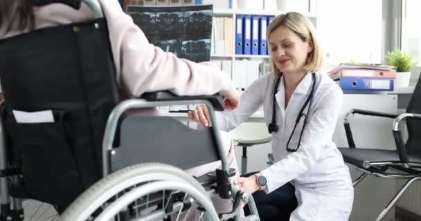 Doktor Tekerlekli Sandalyedeki Hastanın Dizinde Dizkapağı Refleksi Üzerinde Çalışma Yapıyor — Stok video