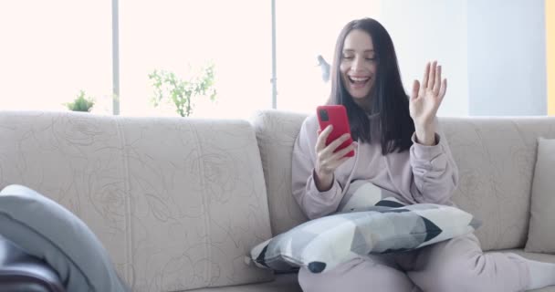 Χαμογελώντας Χαρούμενη Γυναίκα Που Μιλάει Βιντεοκλήση Επικοινωνία Στην Έννοια Της — Αρχείο Βίντεο