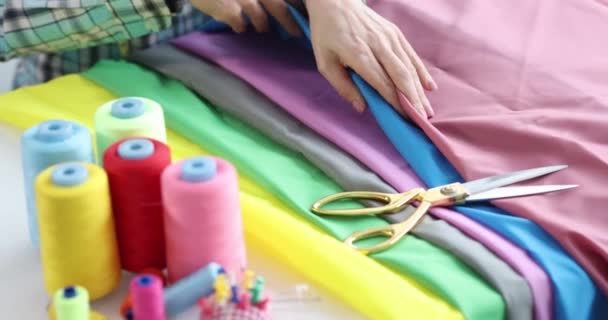 Terzi Terzilik Için Çok Renkli Kumaş Seçiyor Atıcı Hizmetleri Kavramı — Stok video