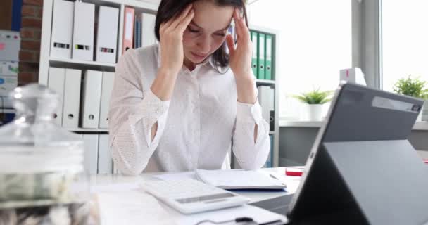 Mujer Molesta Pensativa Lugar Trabajo Oficina Concepto Informe Error Empresarial — Vídeos de Stock