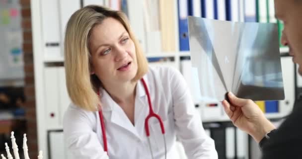 Γιατρός Και Ασθενής Εξετάσει Ακτινογραφία Του Χεριού Κατάγματα Και Διαστρέμματα — Αρχείο Βίντεο