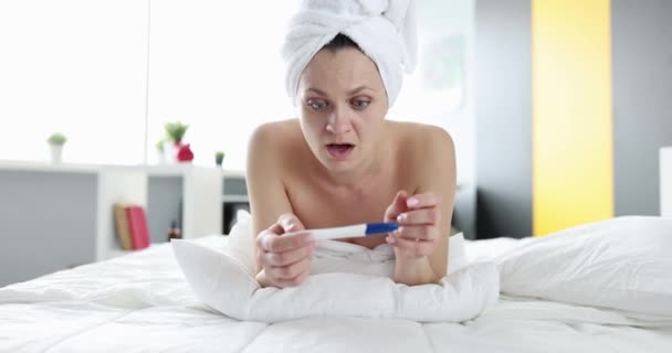 Молодая Шокированная Женщина Проводит Тест Беременность Позитивная Негативная Концепция Беременности — стоковое видео