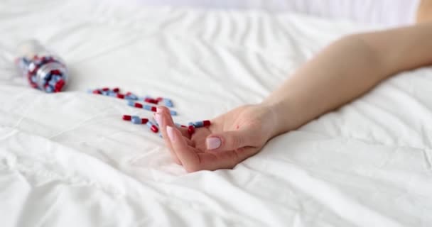 Ένα Μπουκάλι Χυμένο Φάρμακο Και Χέρι Στο Κρεβάτι Κατάθλιψη Και — Αρχείο Βίντεο