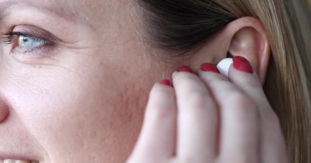 Mulher Sorridente Inserindo Fone Ouvido Sem Fio Bluetooth Ouvido Acessórios — Vídeo de Stock