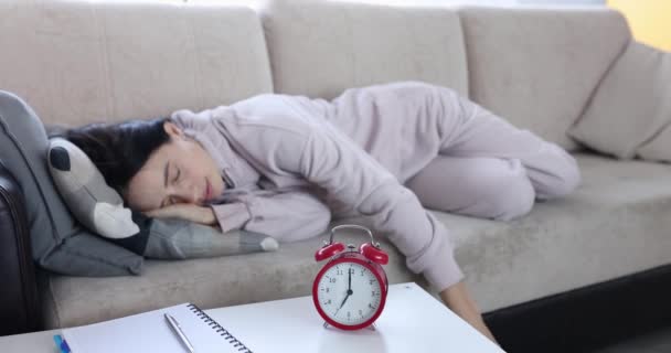 Kadın Kanepeye Uzanmış Başını Yastıkla Örtüyor Çalar Saat Çalıyor Yorgunluk — Stok video
