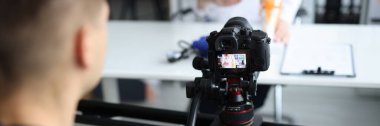 Videograf klinikte doktor filmi çekiyor. Tıbbi günlük ve iş bulma operatörü kavramı