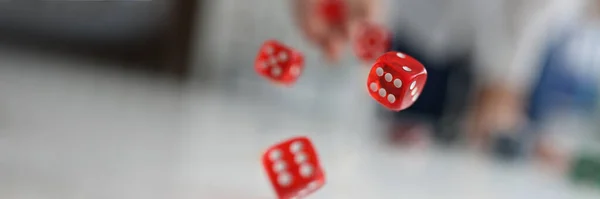 女人的手把红骰子抛向空中 好运气赌局风险运气赢的概念 — 图库照片