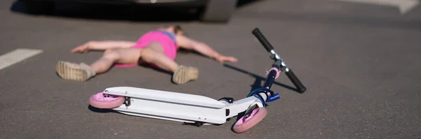 Gadis Itu Terbaring Trotoar Setelah Bertabrakan Dengan Mobil Skuter Kecelakaan — Stok Foto
