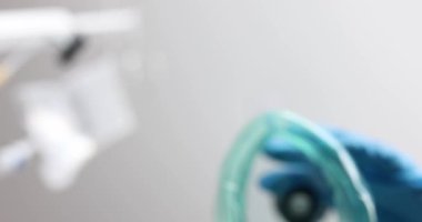 Doktor acil serviste oksijen maskesi takar. Klinik konseptinde ilaç ve havalandırma