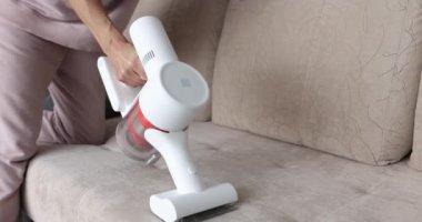 Küçük kablosuz mobilya elektrikli süpürgesi. Döşeme mobilyası konseptinin kuru temizliği