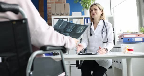Dokter Voert Medisch Consult Van Patiënt Een Rolstoel Herstel Van — Stockvideo