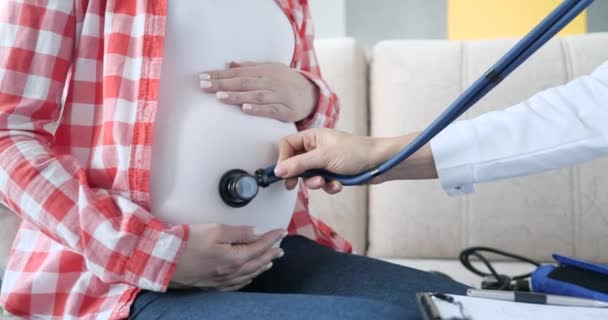 Gynekolog Poslouchá Stetoskopem Břicho Těhotné Ženy Fetální Srdeční Tep Během — Stock video