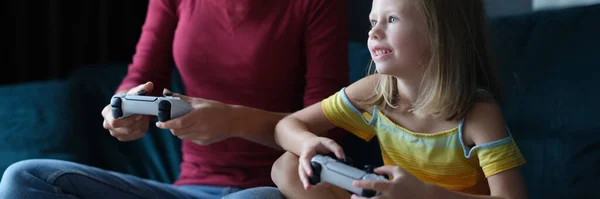 Mamá Hija Tienen Joysticks Juego Jugar Juegos Línea Juegos Familiares —  Fotos de Stock