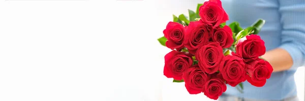 Egy Csokor Gyönyörű Vörös Rózsát Tart Kezében Kellemes Meglepetés Nők — Stock Fotó