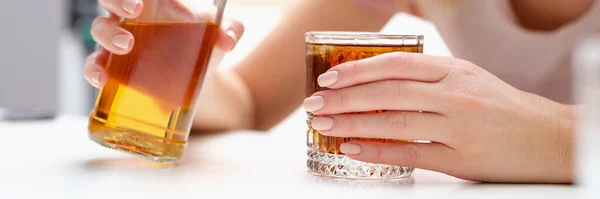Donna Con Bottiglia Alcol Bicchiere Sola Depressione Concetto Alcolismo Femminile — Foto Stock