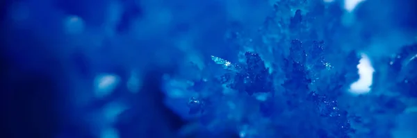 蓝色冰封在美丽的蓝宝石和水晶中 冰冻的自然冬季质感 冰季冰冻冰的结晶 — 图库照片