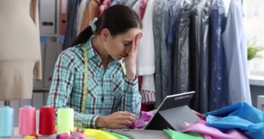 Atölyedeki yaratıcı kriz ve yorgunluk tasarımcısı. Terzide kötü bir ruh hali ve müşteri eksikliği.