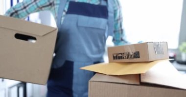 Kurye teslimatçı paketlerle birlikte kutuları teslim ediyor. Kurye konsepti olarak çalışmak