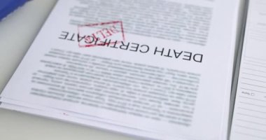 Üzerinde delta koronavirüs enfeksiyonu olan ölüm belgesi. Covid-19 konseptinden ölümlülük