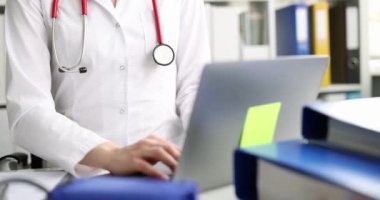 Doktor operatör bilgisayarda hastaya uzaktan danışmanlık yapıyor. Teletıp ve tıbbi bakım konsepti