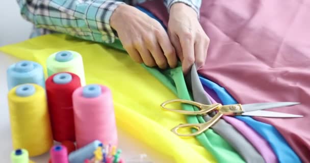 縫い目はテーラリングのための生地を選択 縫製コンセプトのためのシームレスストレスとアクセサリーとして働く — ストック動画