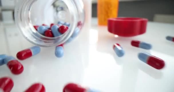 Verstreut Liegen Blau Rote Medikamententabletten Auf Dem Tisch Arzneimittelkonzept — Stockvideo