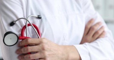 Steteskopu yakından çeken pratisyen hekimin elleri. Tıbbi bakım veya sigorta konsepti. Doktor hastanın muayene edilmesini bekliyor.