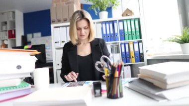 Dizüstü bilgisayar ve belgelerle çalışan güzel iş kadınının hızlandırılmış 4K hiperlapesi. Küçük işletme sahibi girişimci ya da çalışan kadın yaşam tarzı konsepti istiyor