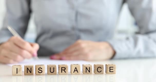 Versicherungsvertreter Schreibt Kontoauszüge Hand Auf Den Tisch Lebensversicherungsvertreter Oder Makler — Stockvideo
