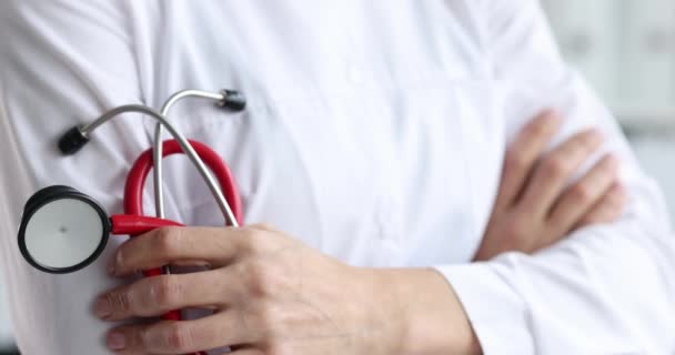 Händerna Allmänläkare Som Håller Stetoskop Närbild Sjukvård Eller Försäkringskoncept Doktorn — Stockvideo