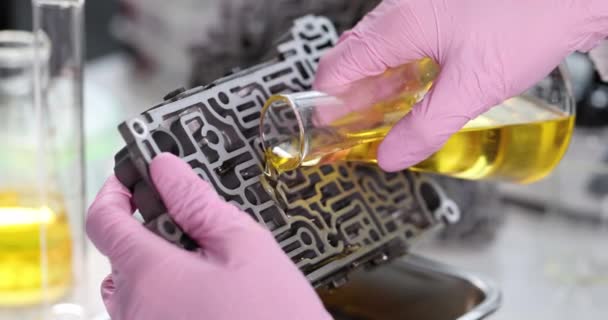 Engenheiro Frasco Derrama Líquido Amarelo Transmissão Automática Laboratório Químico Close — Vídeo de Stock