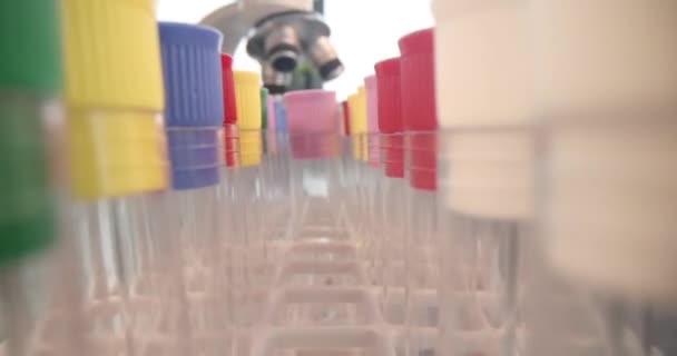 Тестові Трубки Синьою Рідиною Дослідження Лабораторії Вивчення Токсичних Отруйних Розчинників — стокове відео
