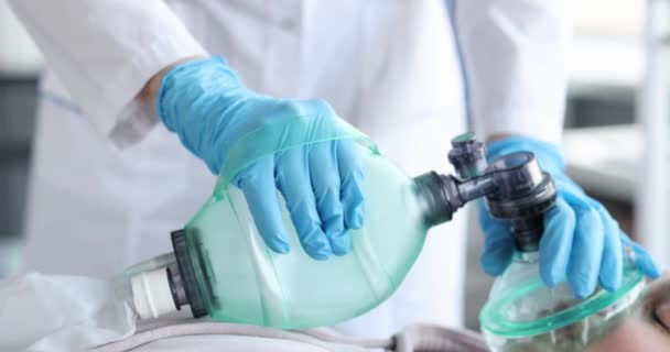 Dokter Met Zuurstofmasker Eerste Hulp Medisch Personeel Reanimeren Een Patiënt — Stockvideo