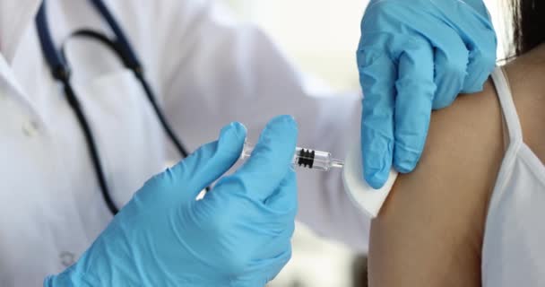 Dottore Tiene Siringa Iniezione Spalla Paziente Vaccinazione Della Popolazione Contro — Video Stock