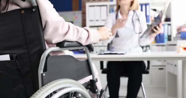 Γιατρός Εξετάζει Ακτινογραφία Ασθενούς Αναπηρική Καρέκλα Στην Κλινική Έννοια Θεραπείας — Αρχείο Βίντεο