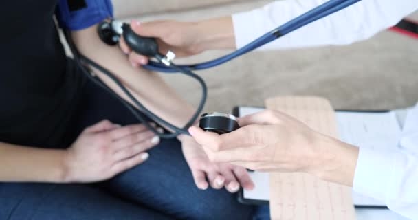 Arzt Misst Blutdruck Des Patienten Mit Herzproblemen Gesundheits Und Behandlungskonzept — Stockvideo