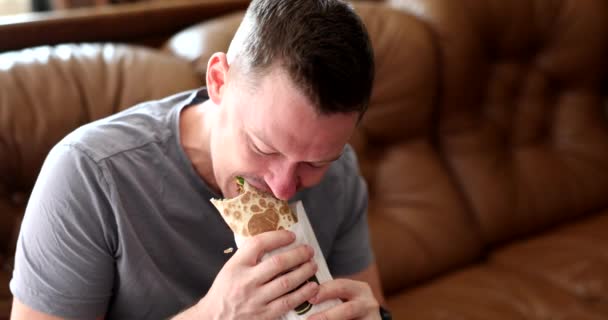 Mladý Muž Lahodné Chutné Shawarma Doma Film Zpomalení Nezdravý Fast — Stock video