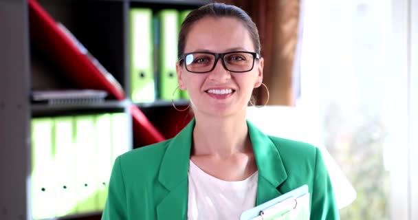 Retrato Mulher Negócios Sorridente Óculos Terno Verde Filme Câmera Lenta — Vídeo de Stock