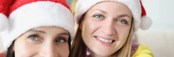 Portret Uśmiechniętych Dziewcząt Robiących Selfie Zachować Pamięć Wesołych Przyjaciół Lub — Zdjęcie stockowe