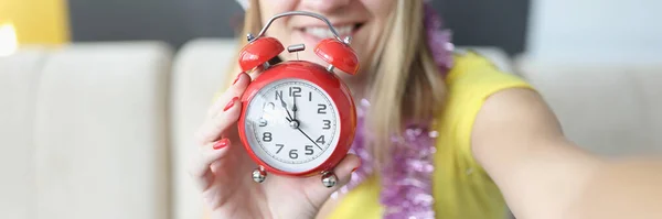 Retrato Mujer Feliz Muestran Tiempo Reloj Rojo Pronto Doce Año — Foto de Stock
