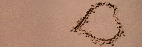 วใจวาดบนทรายเป ยกบนชายหาด ความร าหร บการเด นทางทางทะเล — ภาพถ่ายสต็อก