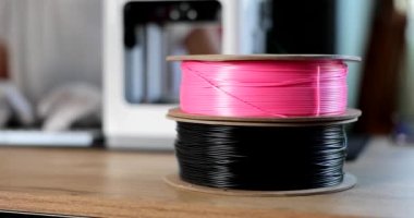 3D yazıcı 4K film ağır çekim için siyah ve pembe plastik makaralar. 3D baskı tasarımı ve modelleme kavramı