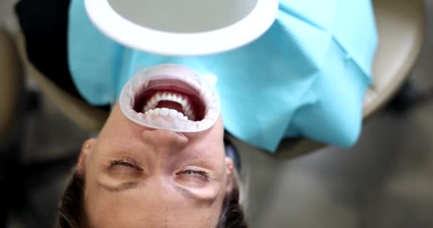 Kvinna Med Vackra Jämna Tänder Med Upprullningsdon Ligger Tandläkare Utnämning — Stockvideo