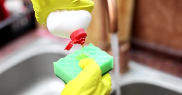 Ama Casa Vertiendo Detergente Esponja Botella Primer Plano Película Cámara — Vídeos de Stock