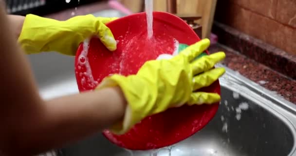 Limpieza Señora Lavando Placa Roja Bajo Agua Corriente Con Esponja — Vídeo de stock