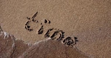 Denizde mutluluk ve rahatlama zamanı. Yaz tatili ve planlama konsepti