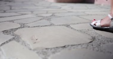 Yolda yere düşen sigaranın yakın çekimi. Sigara ve sağlığa zararlı